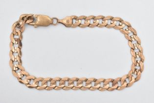 A YELLOW METAL CHAIN BRACELET, flat curb link chain, fitted with a lobster clasp, length 195mm,