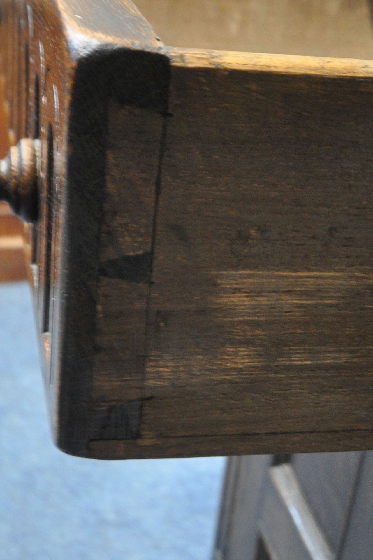 A 20TH CENTURY OAK COURT CUPBOARD, the top with a single cupboard door, scrolled and foliate - Image 6 of 7