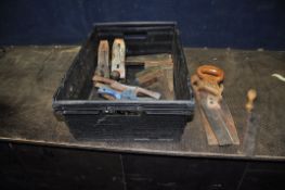 A TRAY CONTAINING CARPENTRY TOOLS including a Stanley No 4 1/2, a Stanley No 4 planes, six
