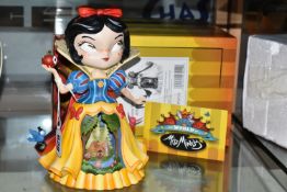 A BOXED DISNEY SHOWCASE COLLECTION 'WORLD OF MISS MINDY' SNOW WHITE FIGURE - 4058885, illuminated
