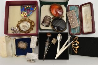 A BOX OF ASSORTED JEWELLERY, to include a small mourning brooch with enamel detail and a plaited