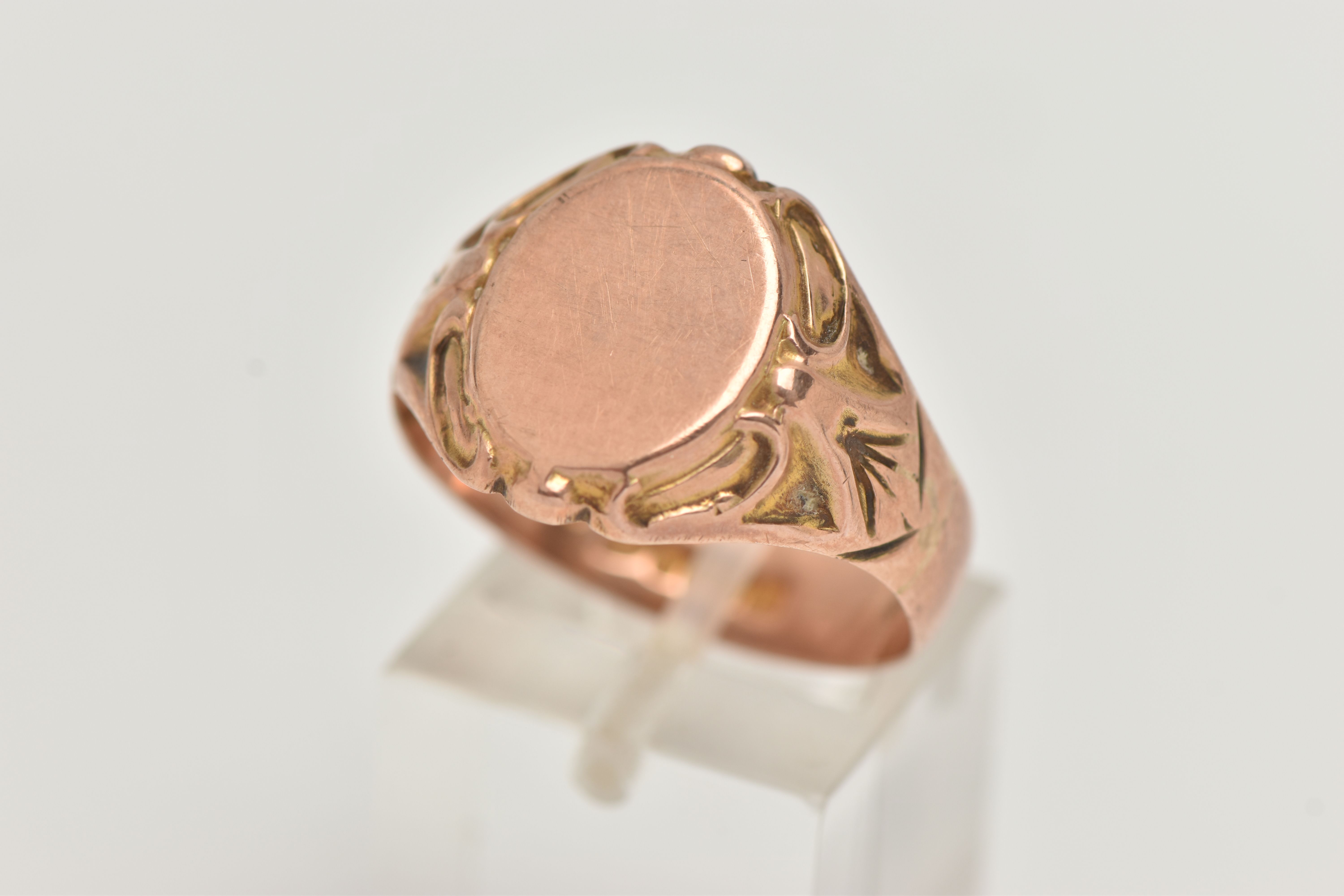 A GENTLEMANS EARLY 20TH CENTURY 9CT YELLOW GOLD SIGNET RING, the plain polished oval shape panel,