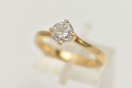 A SINGLE STONE DIAMOND RING, round brilliant cut diamond, four prong set in a 18ct yellow gold