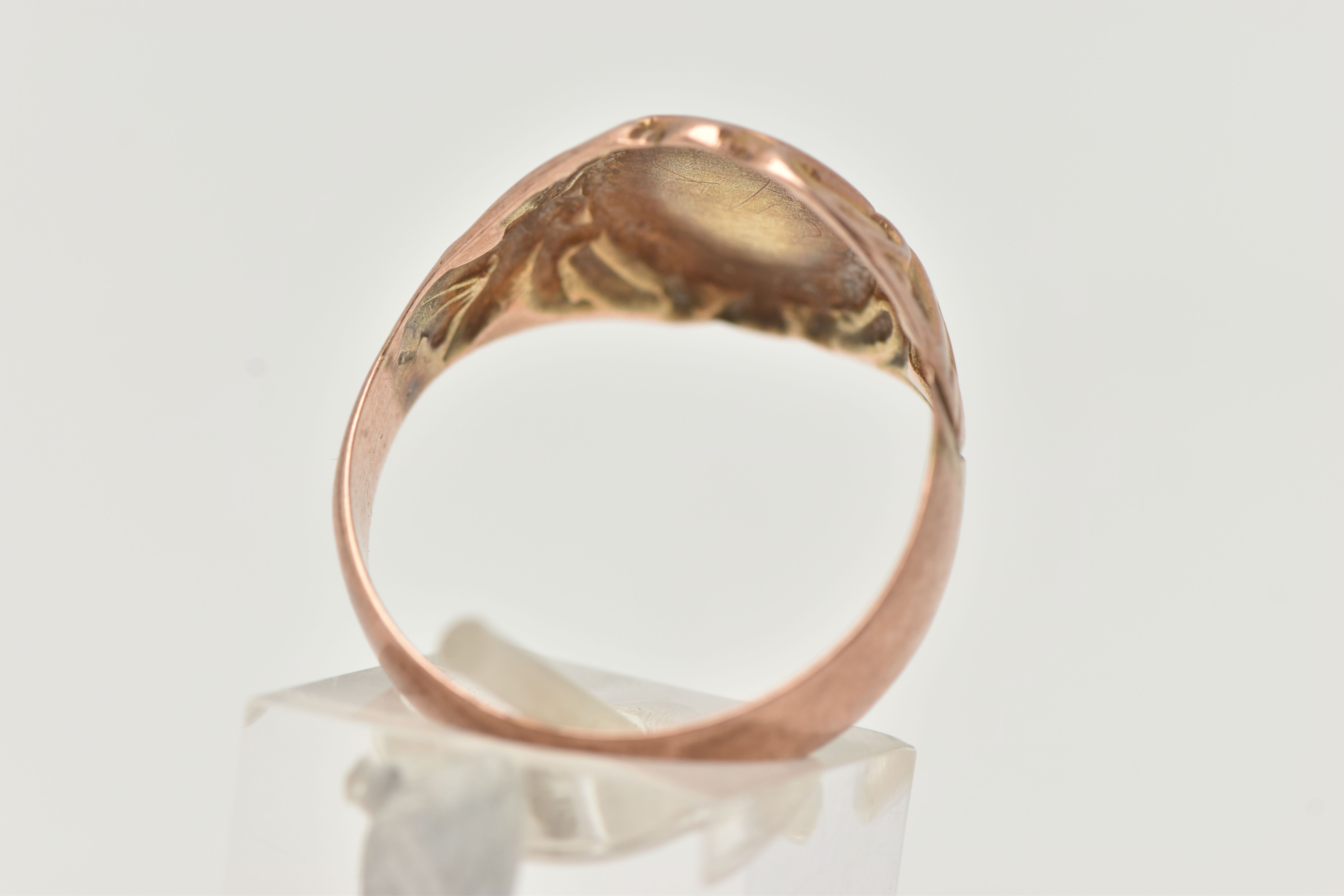 A GENTLEMANS EARLY 20TH CENTURY 9CT YELLOW GOLD SIGNET RING, the plain polished oval shape panel, - Image 3 of 4