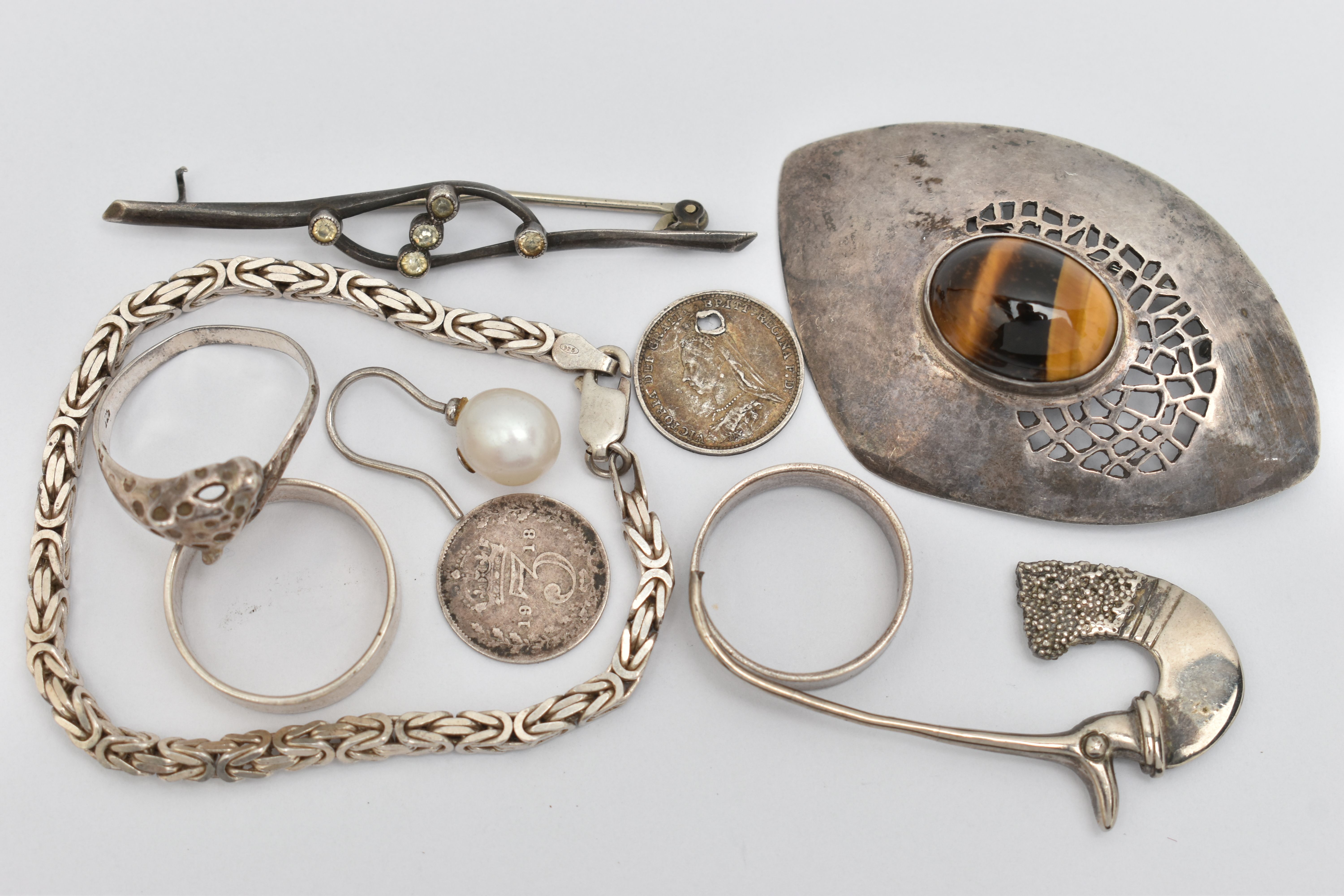 A SMALL ASSORTMENT OF JEWELLERY, to include a white metal abstract brooch set with a tiger eye