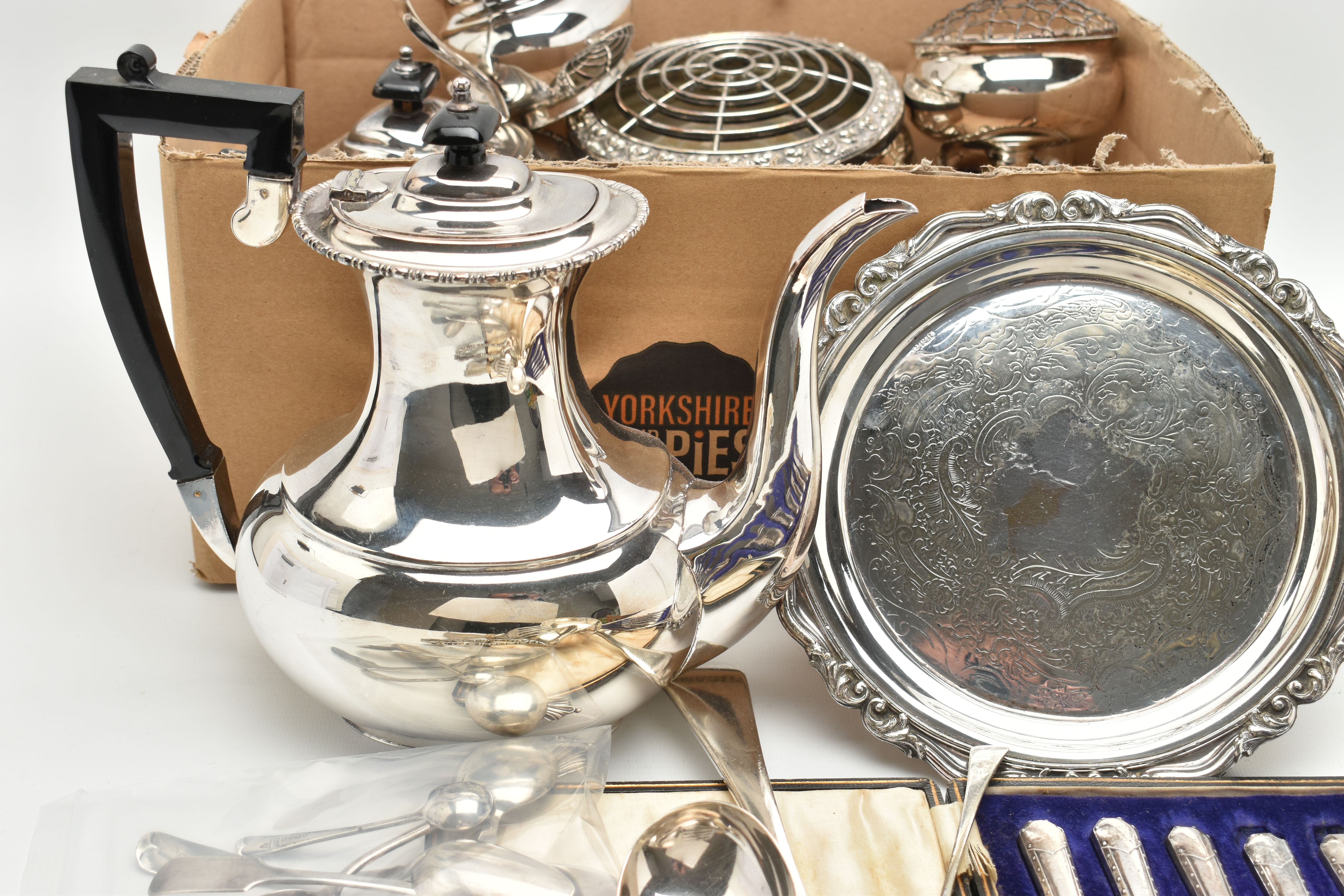 A GROUP OF SILVER AND SILVER PLATE, including three silver teaspoons, a salt spoon and a caddy - Image 2 of 4