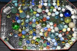 A COLLECTION OF MARBLES, assorted sizes and designs, mixture of glass, agate and ceramic, all in