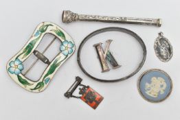 A SMALL ASSORTMENT OF JEWELLERY, to include a white metal and enamel, floral buckle brooch,