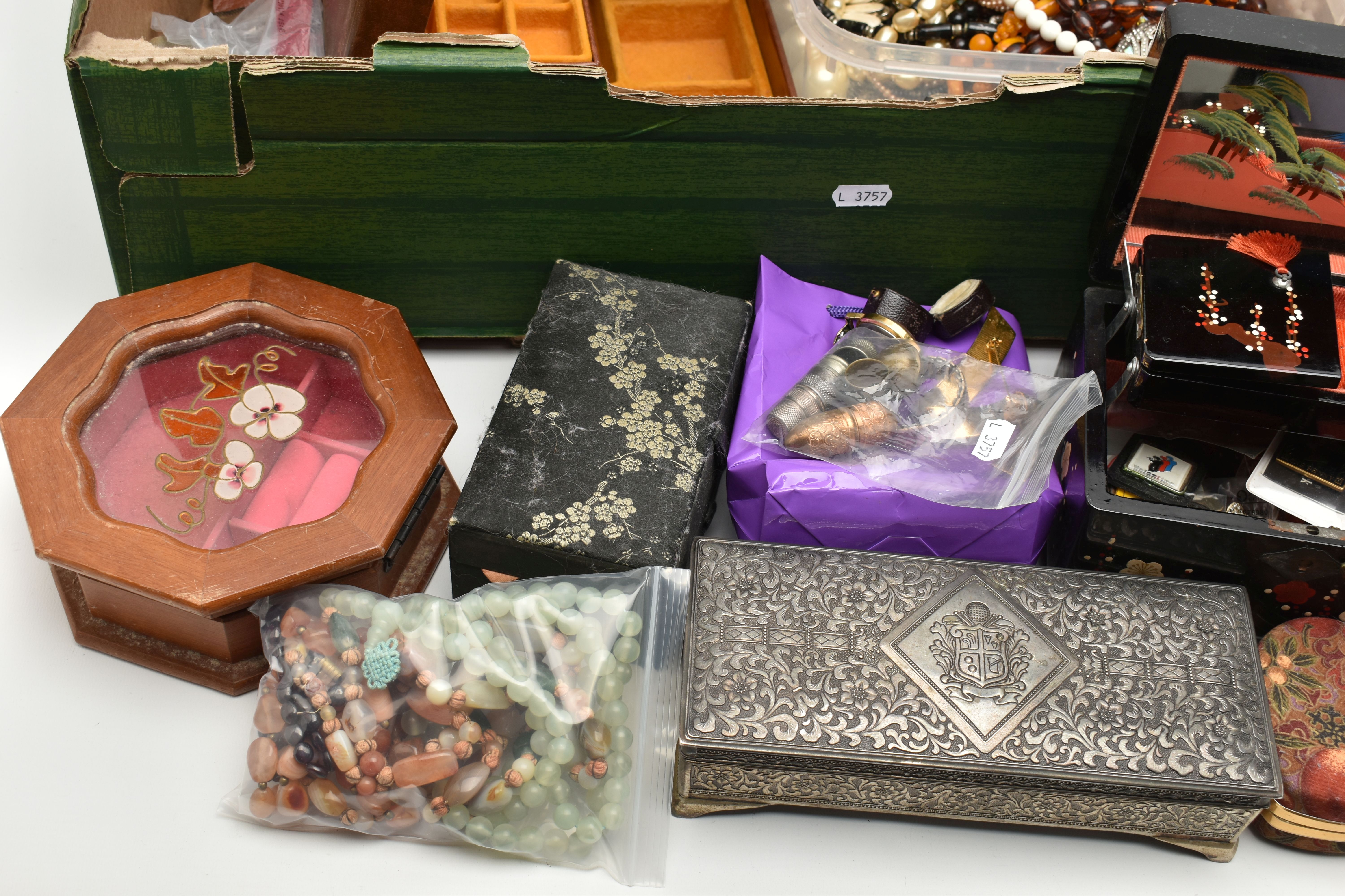 A BOX OF ASSORTED ITEMS, to include an early 20th century garnet brooch with a vacant glass panel to - Image 4 of 7