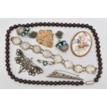 A SMALL ASSORTMENT OF JEWELLERY, to include a white metal and turquoise bar brooch, a semi-