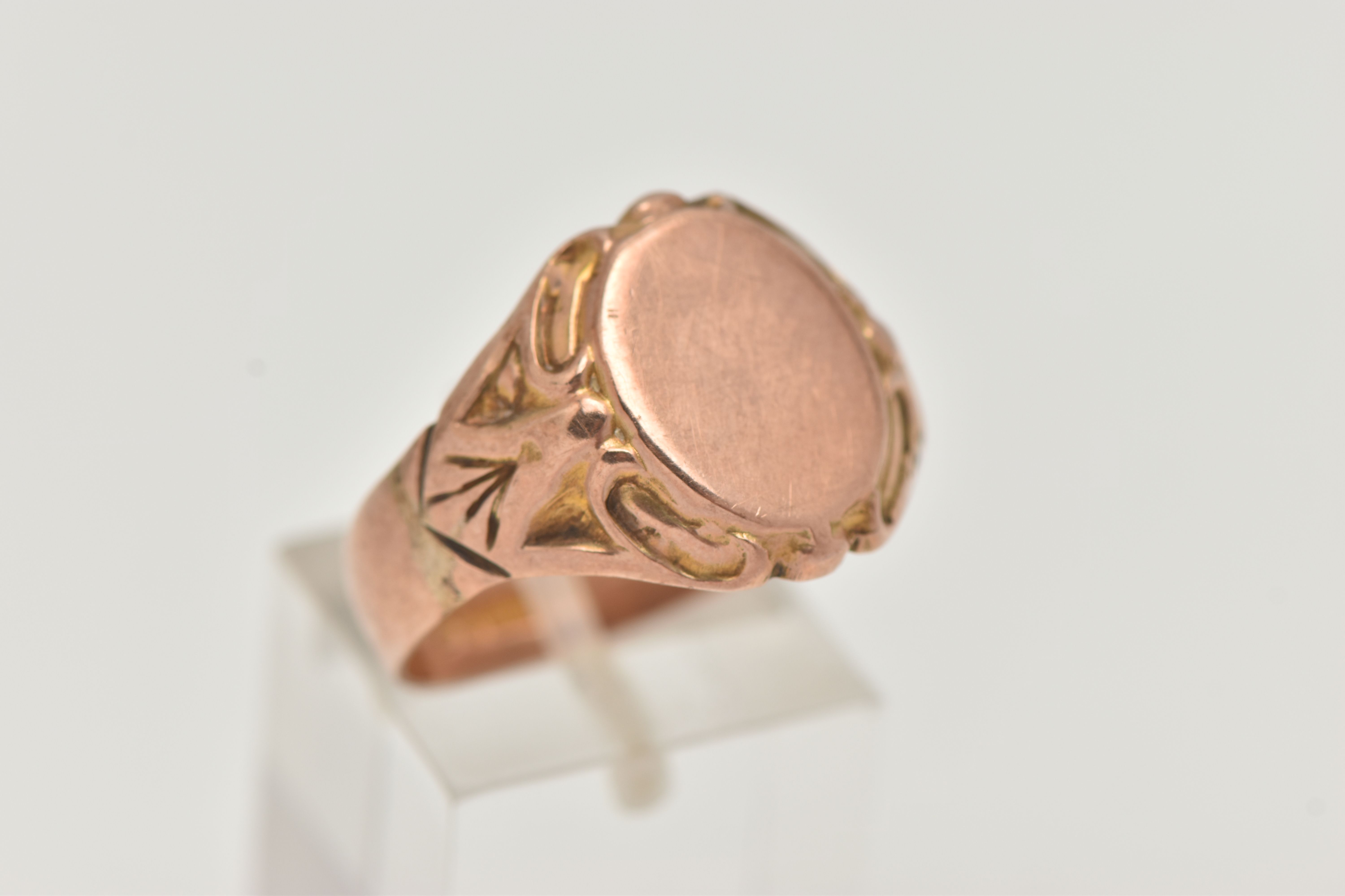 A GENTLEMANS EARLY 20TH CENTURY 9CT YELLOW GOLD SIGNET RING, the plain polished oval shape panel, - Image 4 of 4