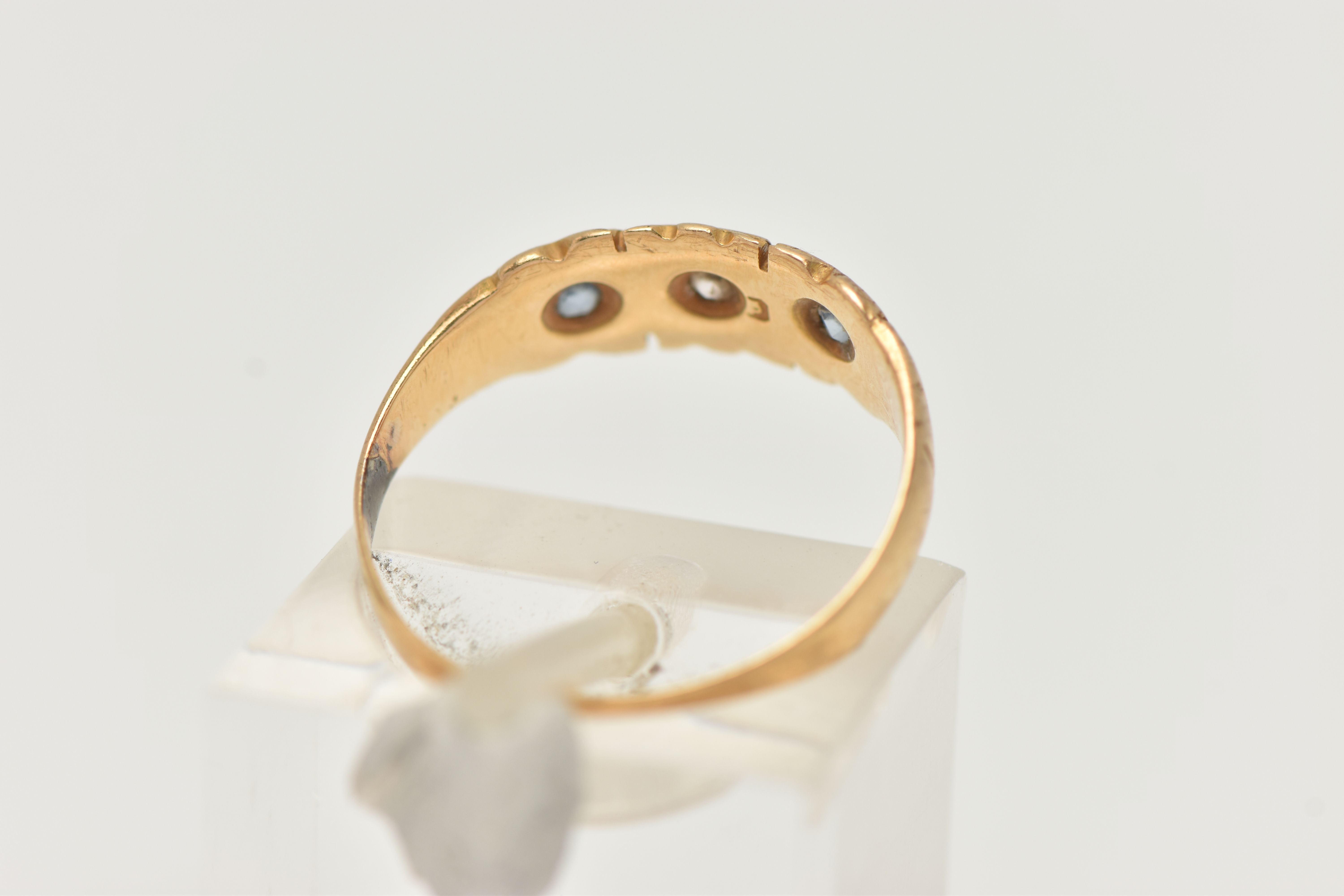 AN EARLY 20TH CENTURY 18CT GOLD GEMSET RING, two circular cut sapphires and an old cut diamond, - Image 3 of 4