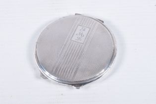 A SILVER COMPACT, of circular outline with engine turned decoration and central banded detail with