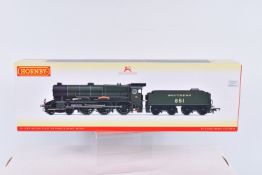 A BOXED OO GAUGE HORNBY RAILWAY MODEL, CLASS LN 'Lord Nelson' 4-6-0, no. 851 'Sir Francis Drake',