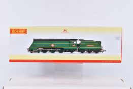 A BOXED OO GAUGE HORNBY RAILWAY MODEL, CLASS 8P Merchant Navy 4-6-2, no. 21C1 'Channel Packet' ,