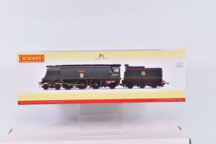 A BOXED OO GAUGE HORNBY RAILWAY MODEL BR 4-6-2, 7P6F Battle of Britain Class, no. 34070, '