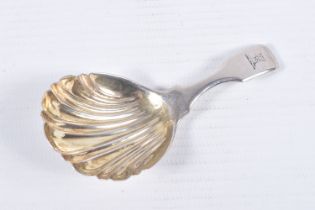 AN EARLY 19TH CENTURY SILVER CADDY SPOON, with shell design gilt bowl, with leopard head engraved to