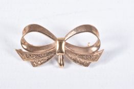 A 9CT YELLOW GOLD BOW BROOCH, designed as a plain polished bow and textured detail, hallmarked 9ct