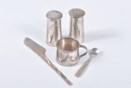AN ELIZABETH II SILVER FOUR PIECE CRUET SET AND A BUTTER KNIFE, the cruet items of conical form with