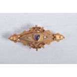 AN EARLY 20TH CENTURY 9CT GOLD GEM SET BROOCH, set with a central heart cut amethyst, flanked with