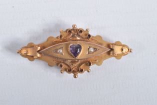 AN EARLY 20TH CENTURY 9CT GOLD GEM SET BROOCH, set with a central heart cut amethyst, flanked with