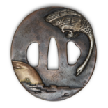 A Japanese tsuba, Edo period, cast with a crane above the sun, signed to reverse, 8x7cm 江戶時期 剑鍔