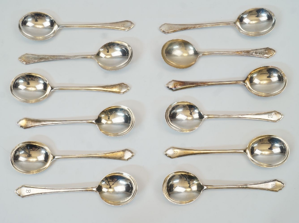 A collection of silver plate, to include: silver sugar tongs, decorated with apostles, London, 1906, - Image 4 of 4