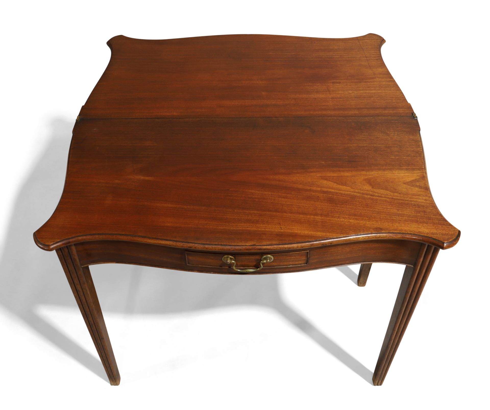 A George III mahogany serpentine tea table - Bild 3 aus 4