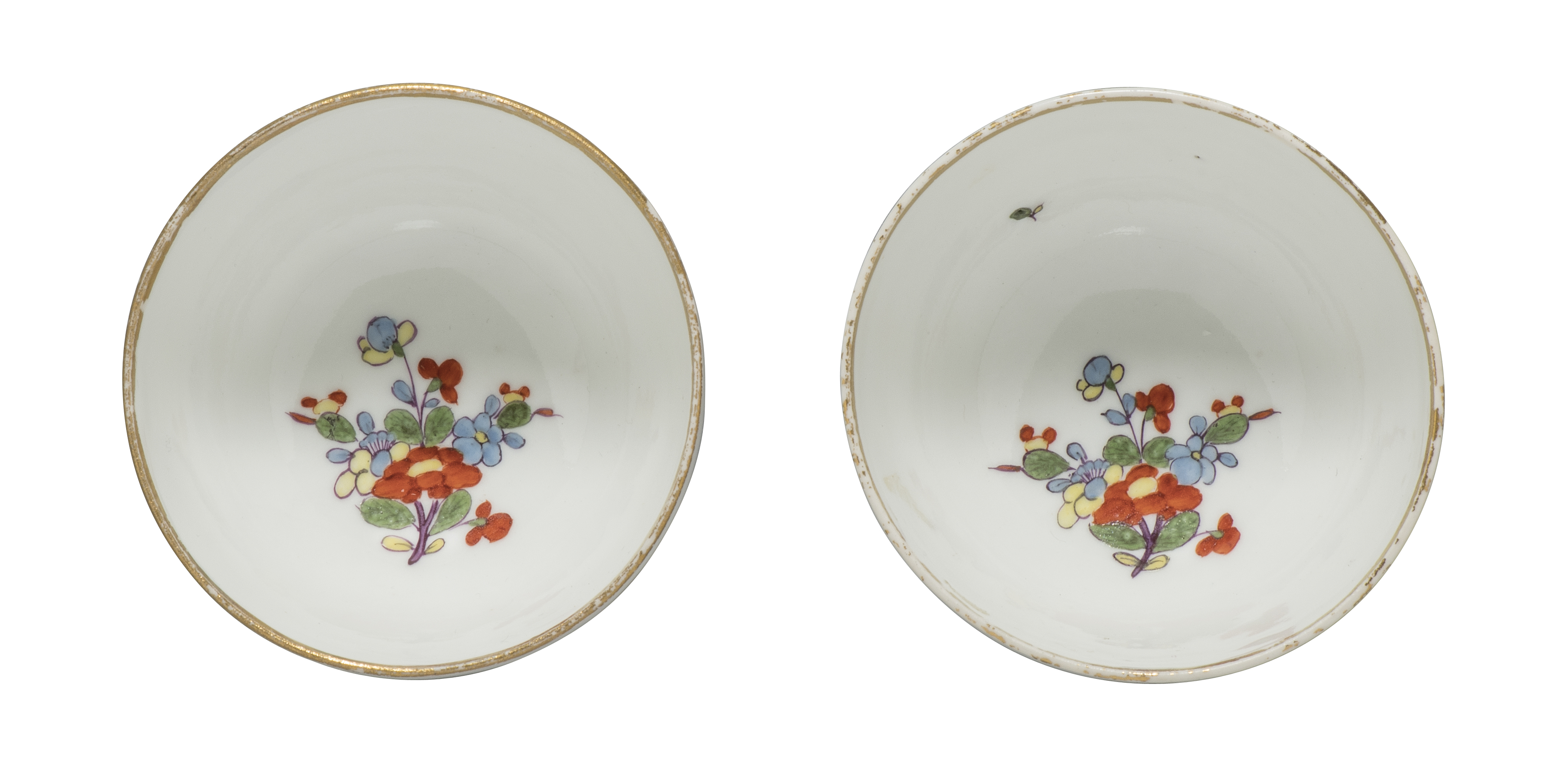 A pair of Meissen porcelain tea bowls and saucers, circa 1735, blue crossed swords marks, Drehers... - Image 4 of 6