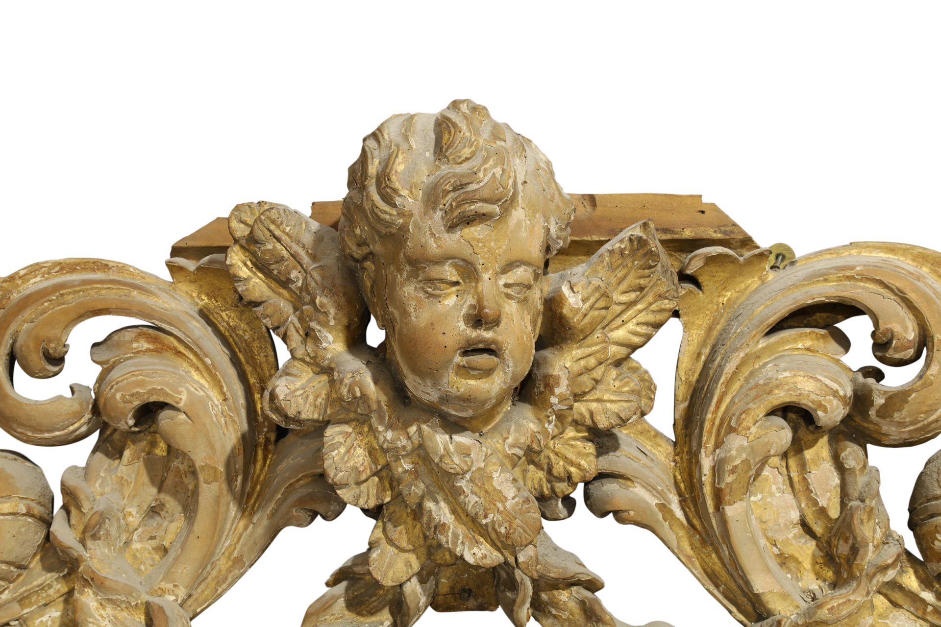 A large Italian carved parcel gilt frieze, 19th century, centred by a winged mask putto flanked b... - Bild 2 aus 3