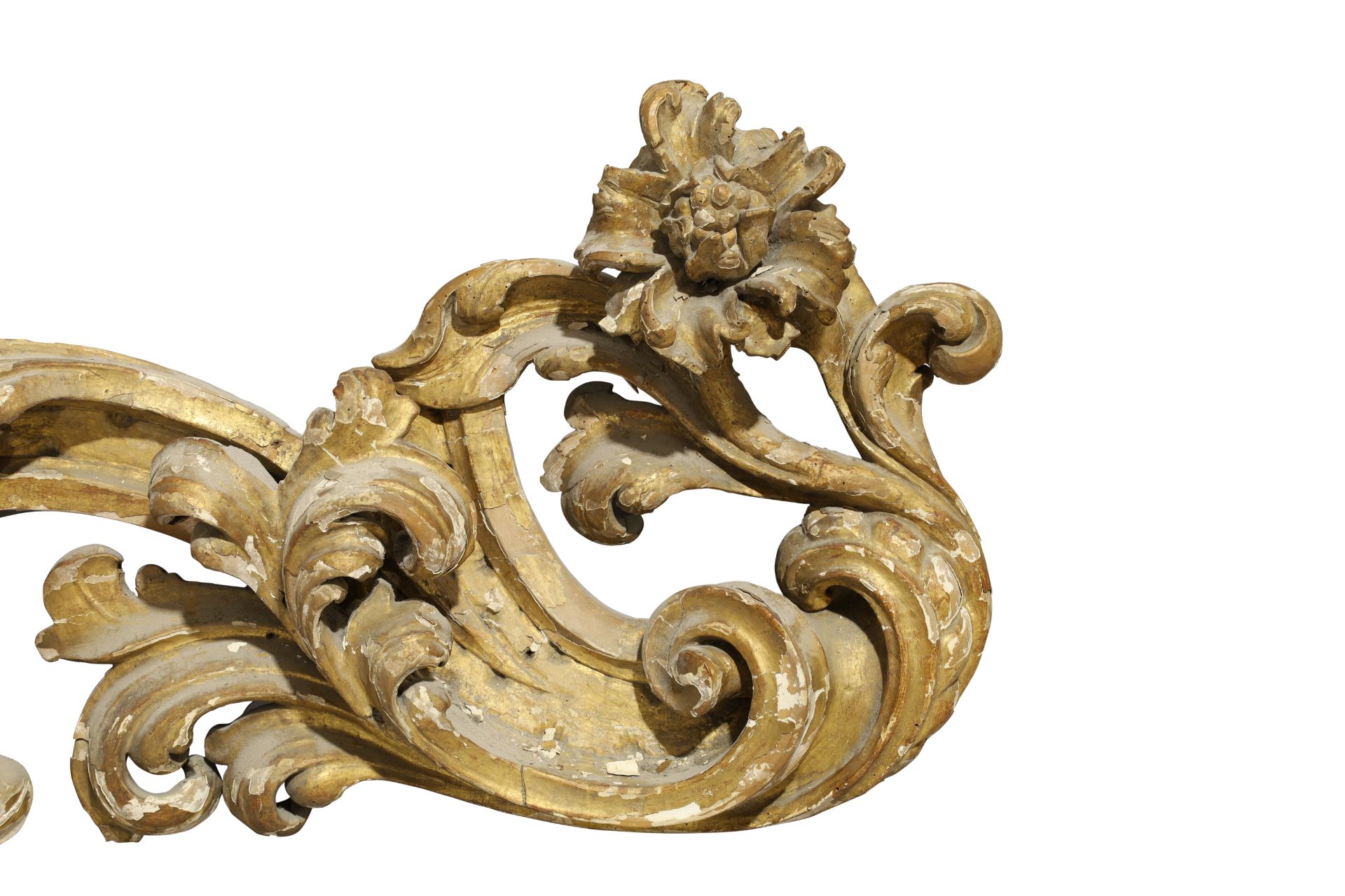 A large Italian carved parcel gilt frieze, 19th century, centred by a winged mask putto flanked b... - Bild 3 aus 3