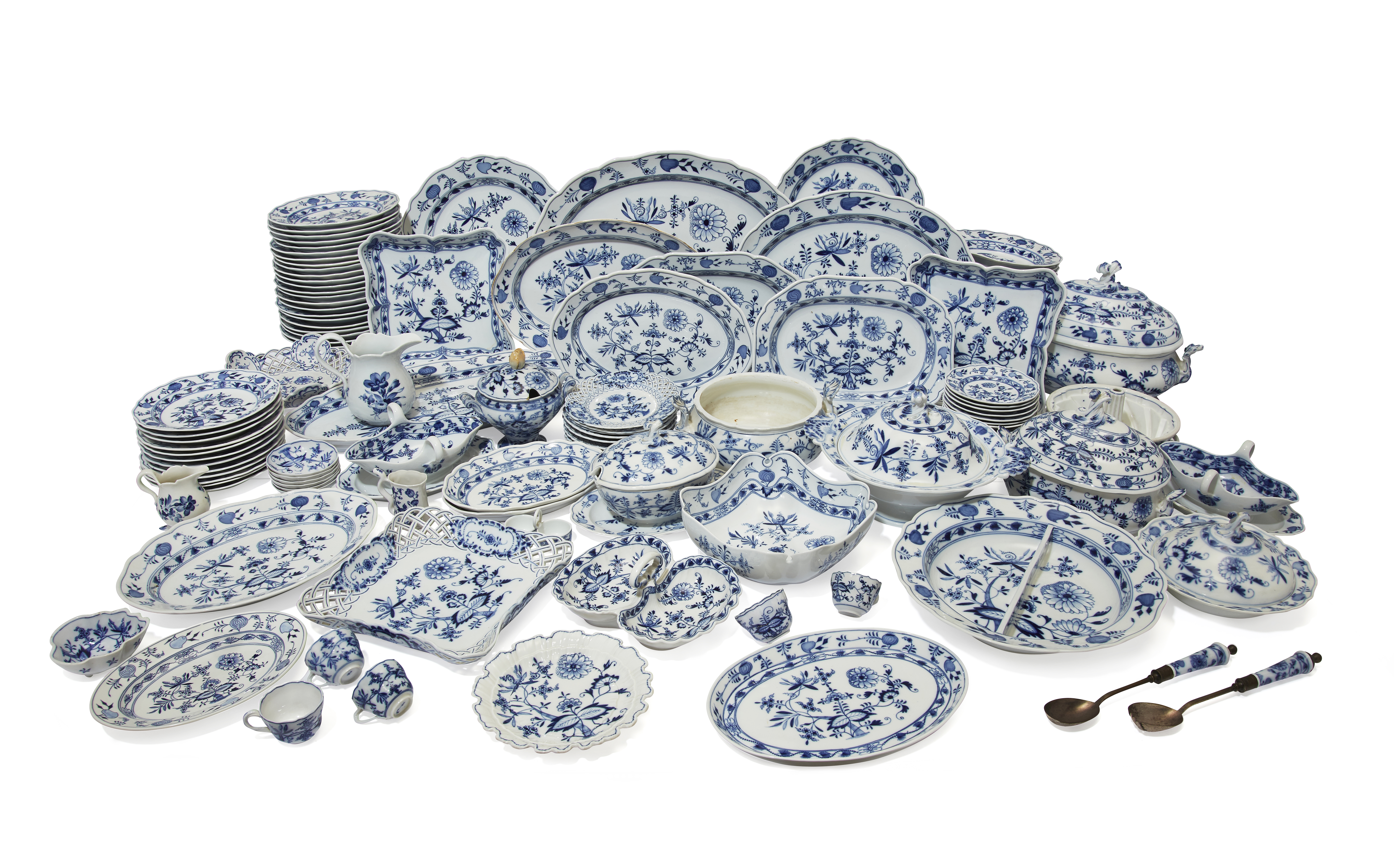 An extensive Meissen porcelain Zwiebelmuster (Blue Onion) pattern dinner service, late 19th centu...
