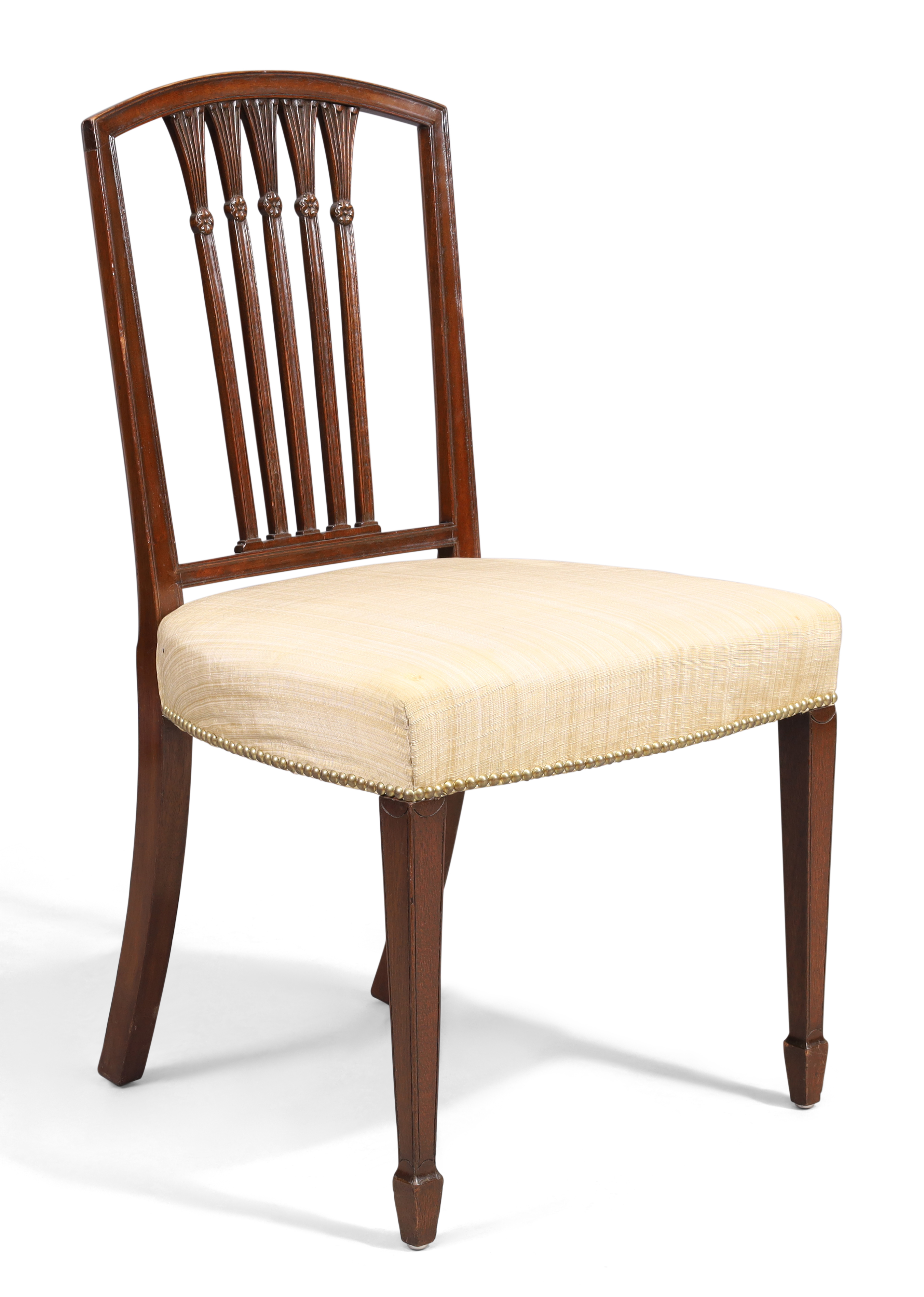 A set of twelve George III Hepplewhite style mahogany dining chairs - Image 4 of 4