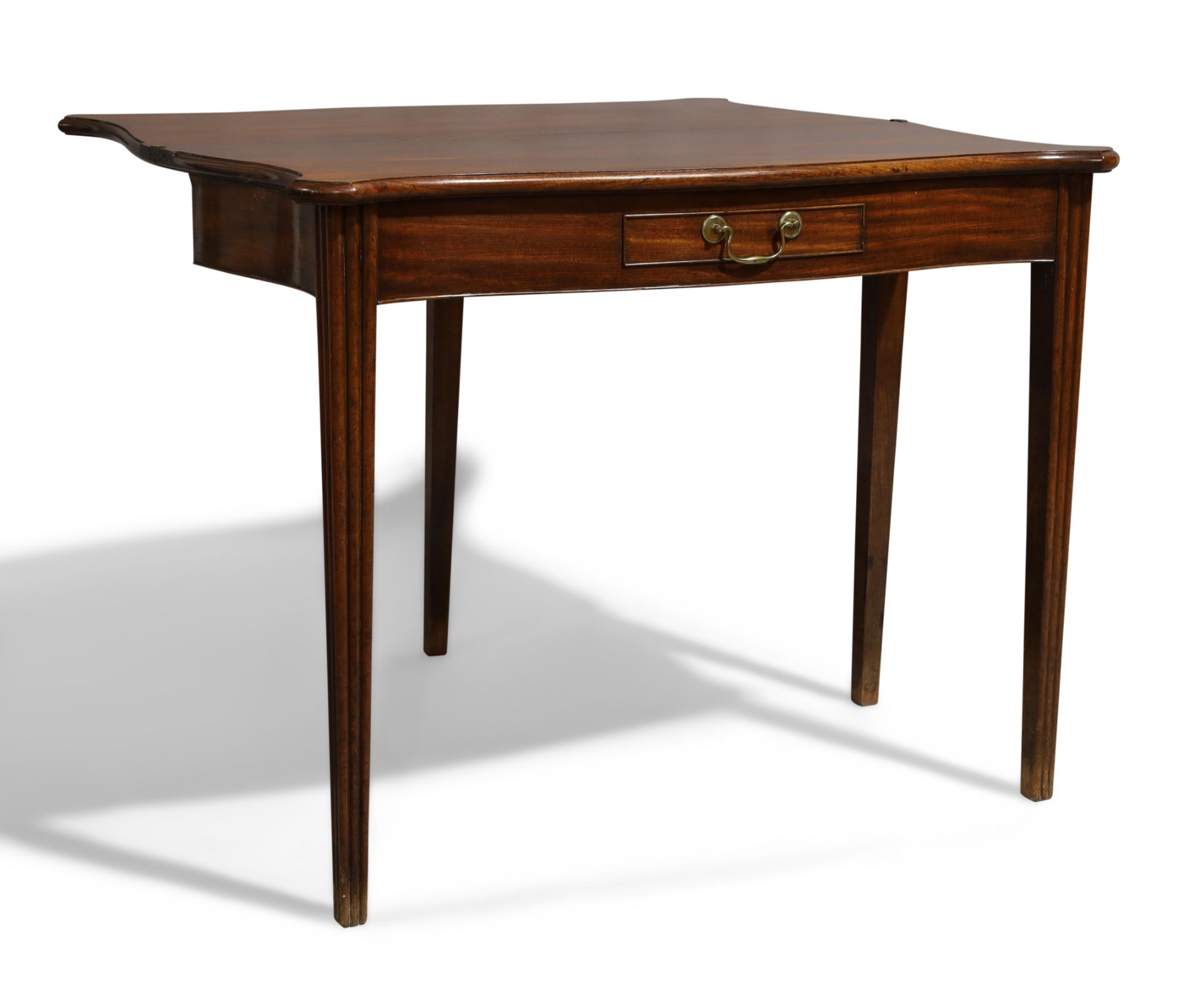 A George III mahogany serpentine tea table - Bild 2 aus 4