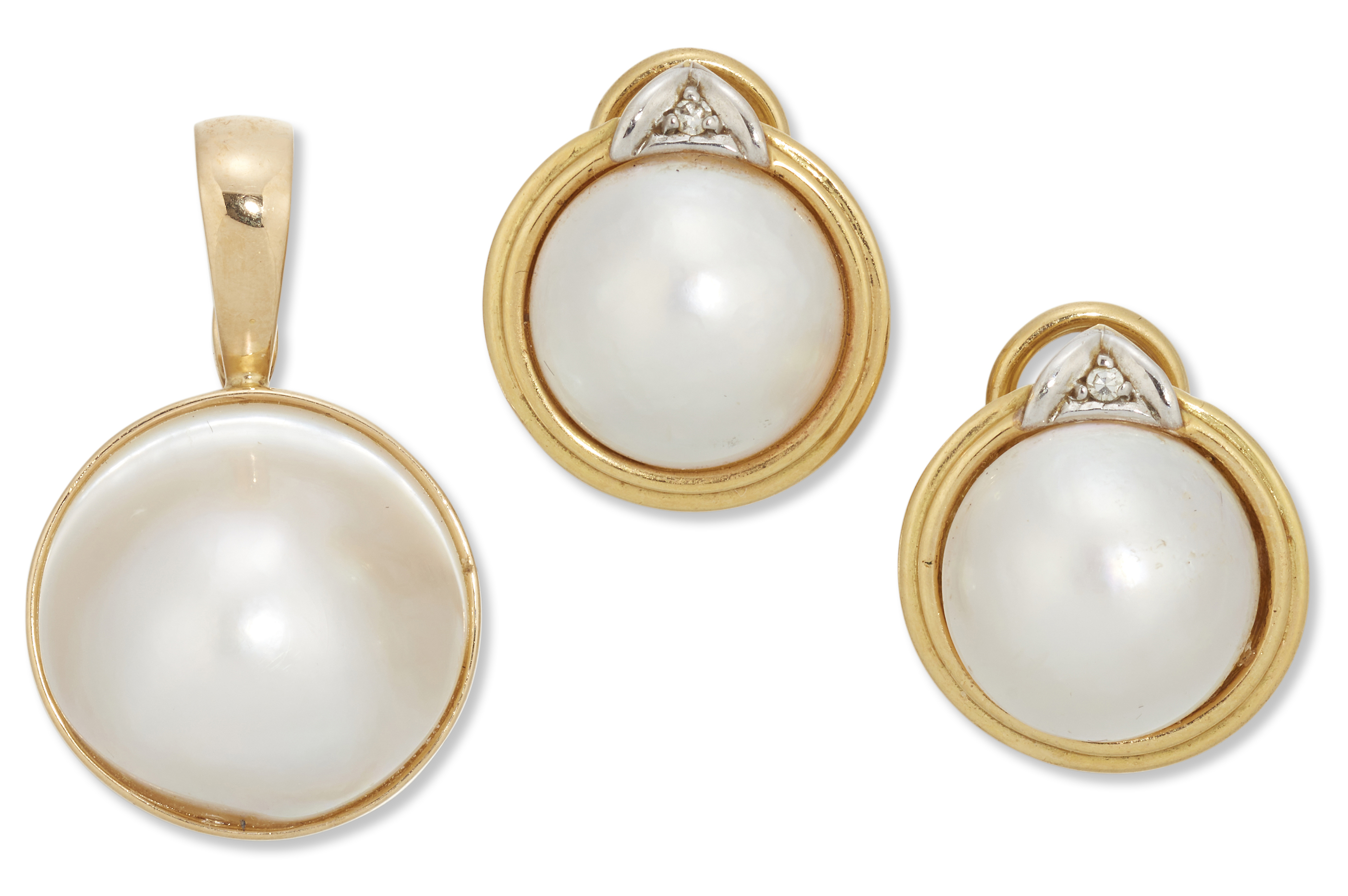 A pair of cultured mabé pearl and diamond ear studs and a cultured mabé pearl pendant,