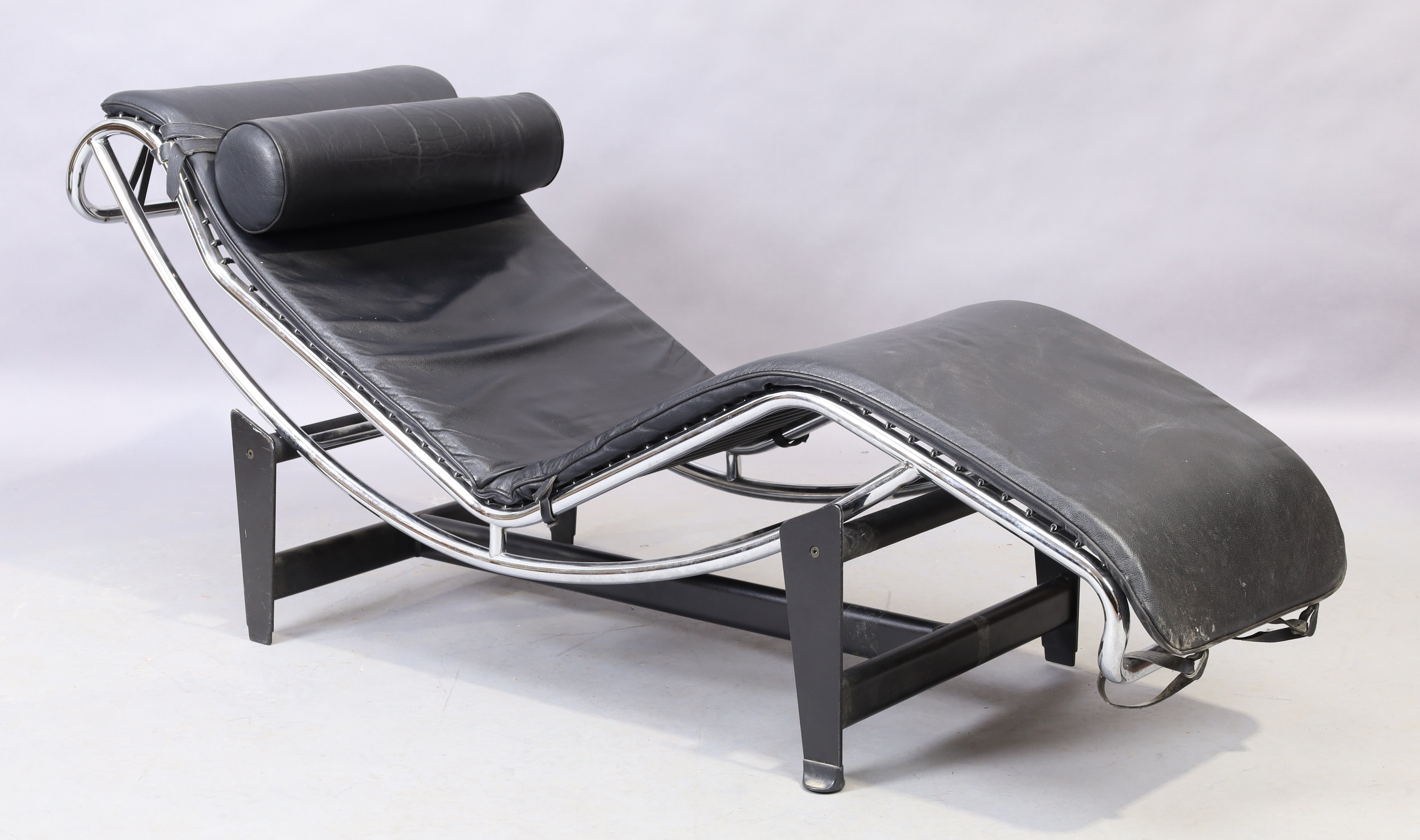 After Le Corbusier (1887-1965) - Late 20th Century ‘LC4’ adjustable chaise longue, black leather ...
