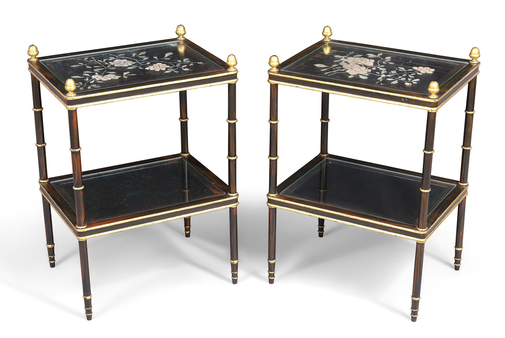 A pair of simulated rosewood two tier occasional tables, in the Regency style, 20th century, parc... - Bild 2 aus 3