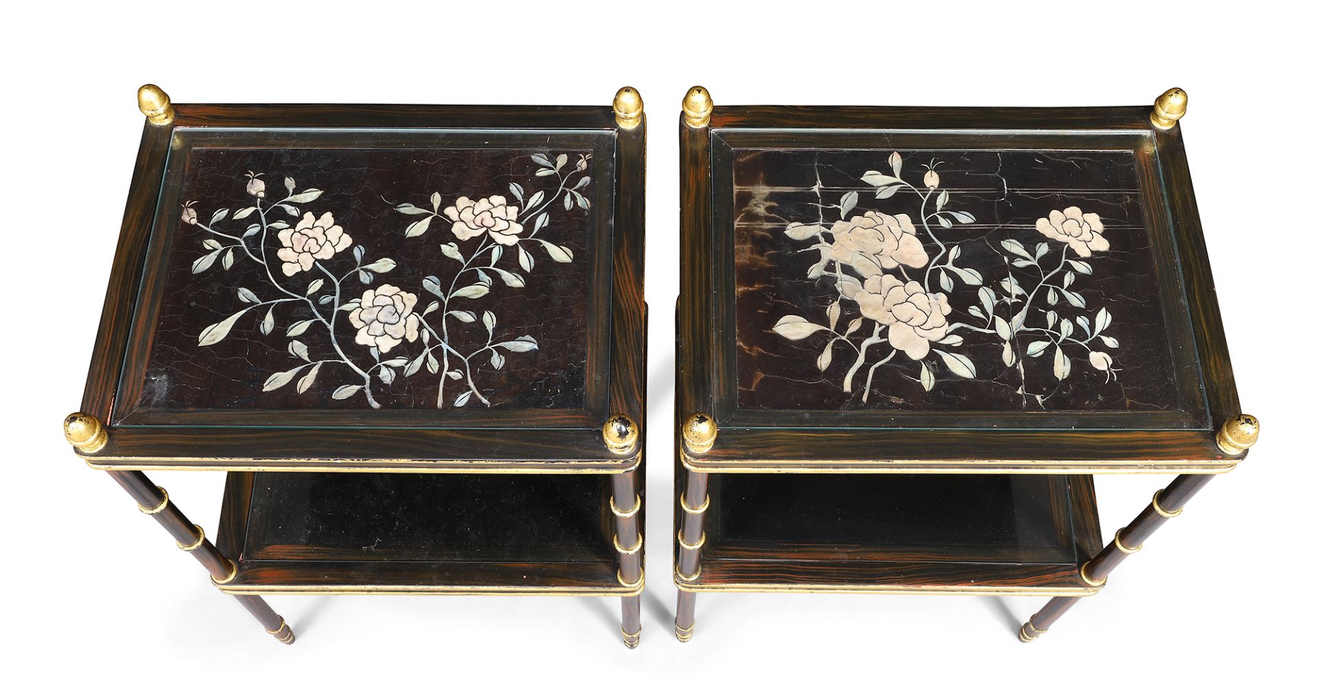 A pair of simulated rosewood two tier occasional tables, in the Regency style, 20th century, parc... - Bild 3 aus 3