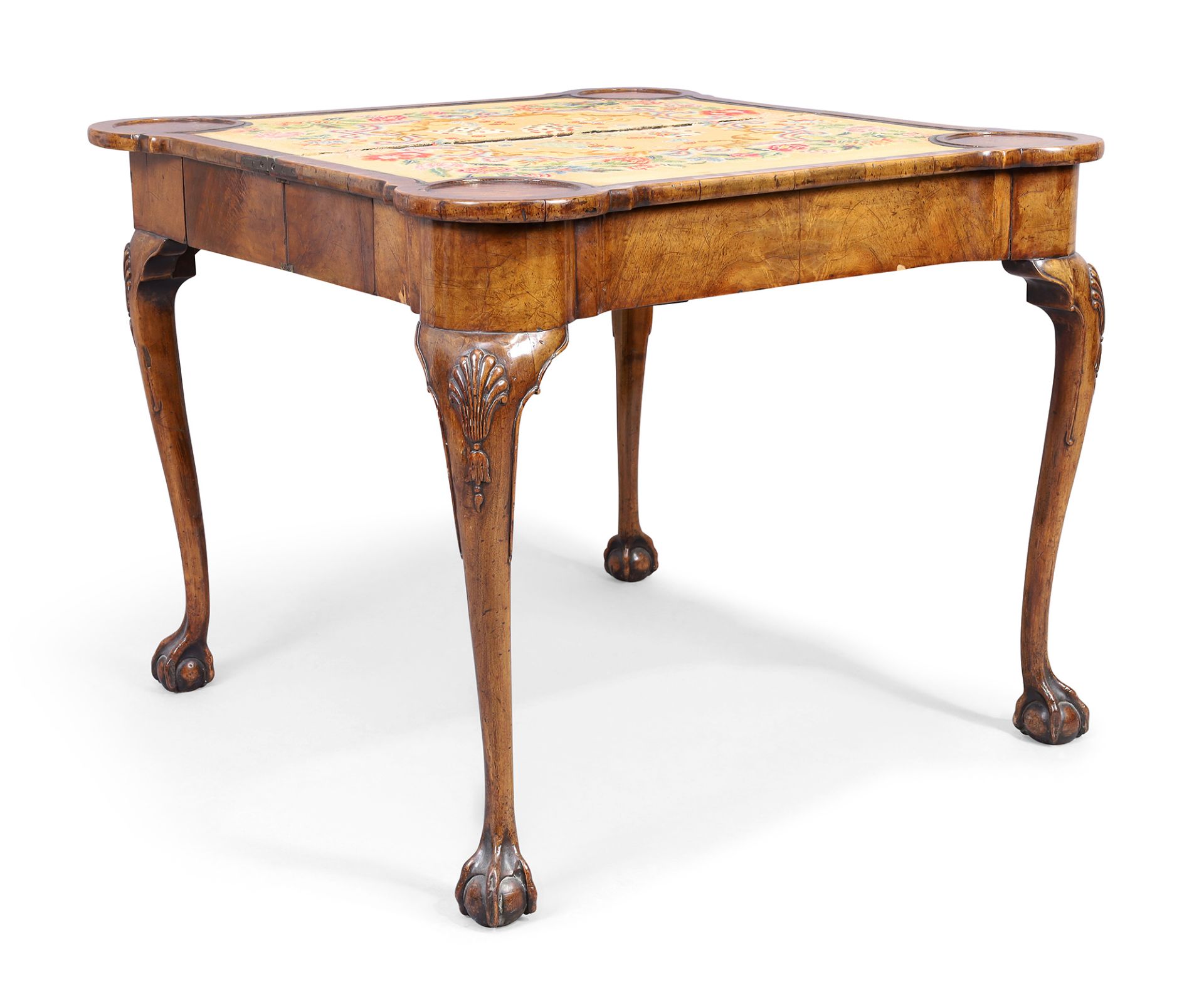 An English walnut card table with concertina action, in the George II style, first quarter 20th c... - Bild 2 aus 4