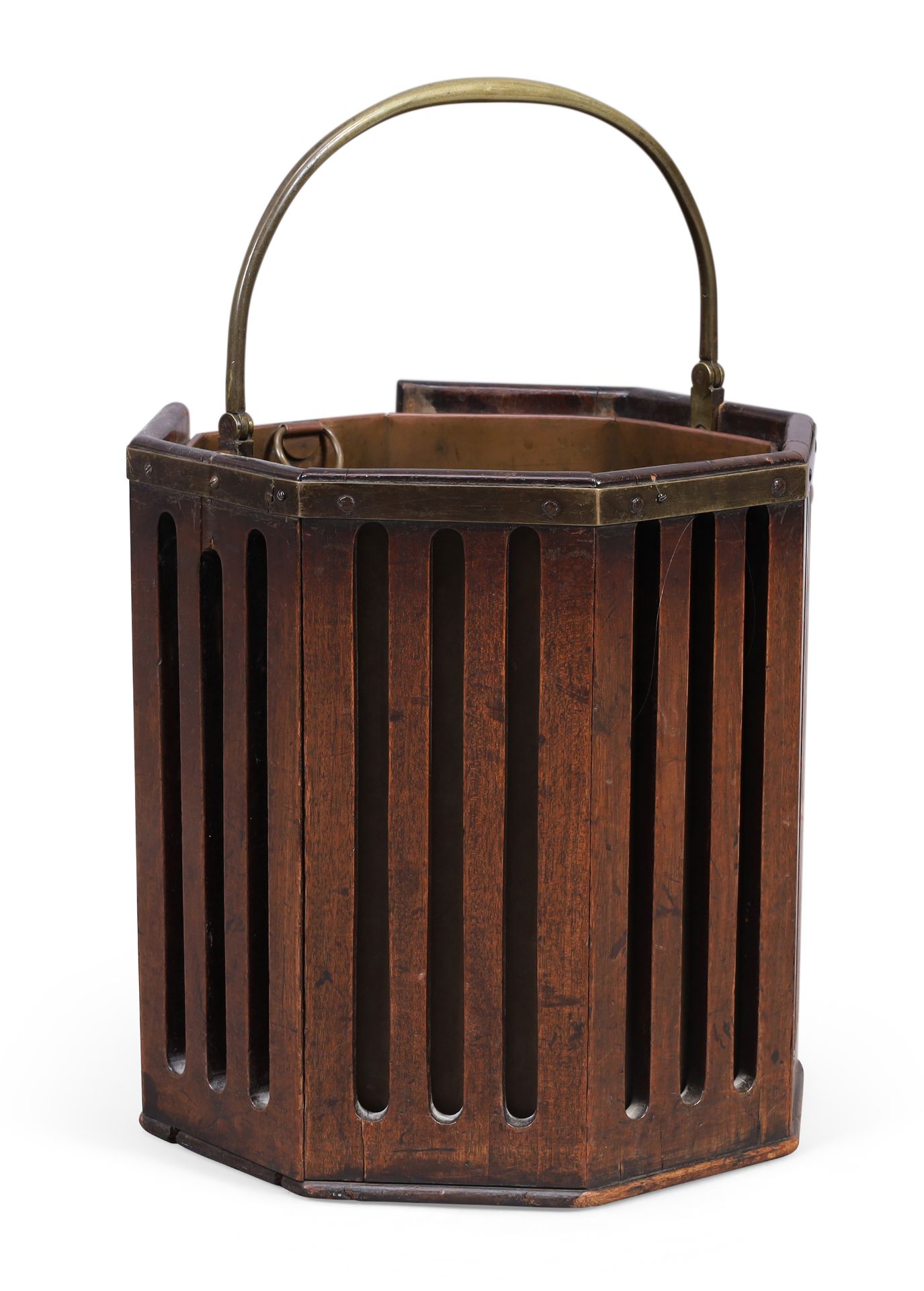 A George III mahogany plate bucket, last quarter 18th century, with slatted sides, brass handle a... - Bild 2 aus 3