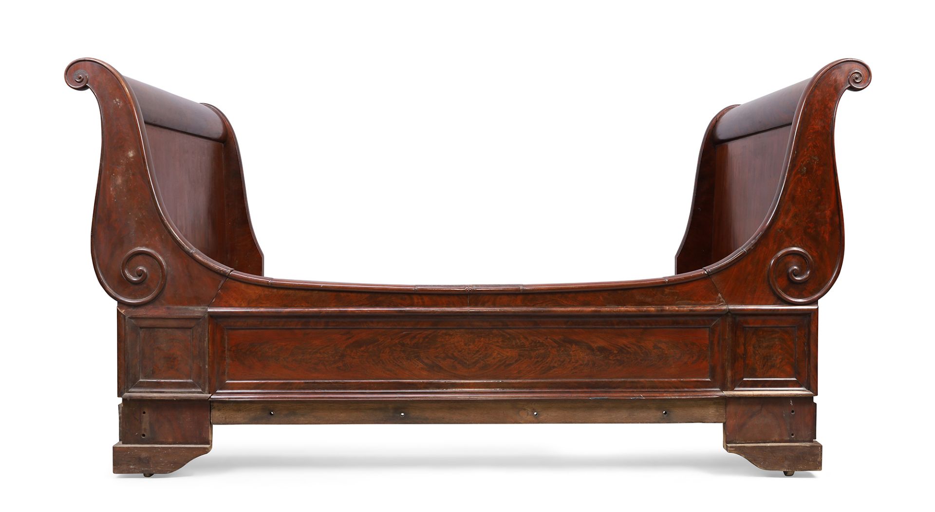 A French mahogany bateau lit, 19th century, with scroll ends and mouldings, 112cm high, 210cm wid... - Bild 2 aus 2