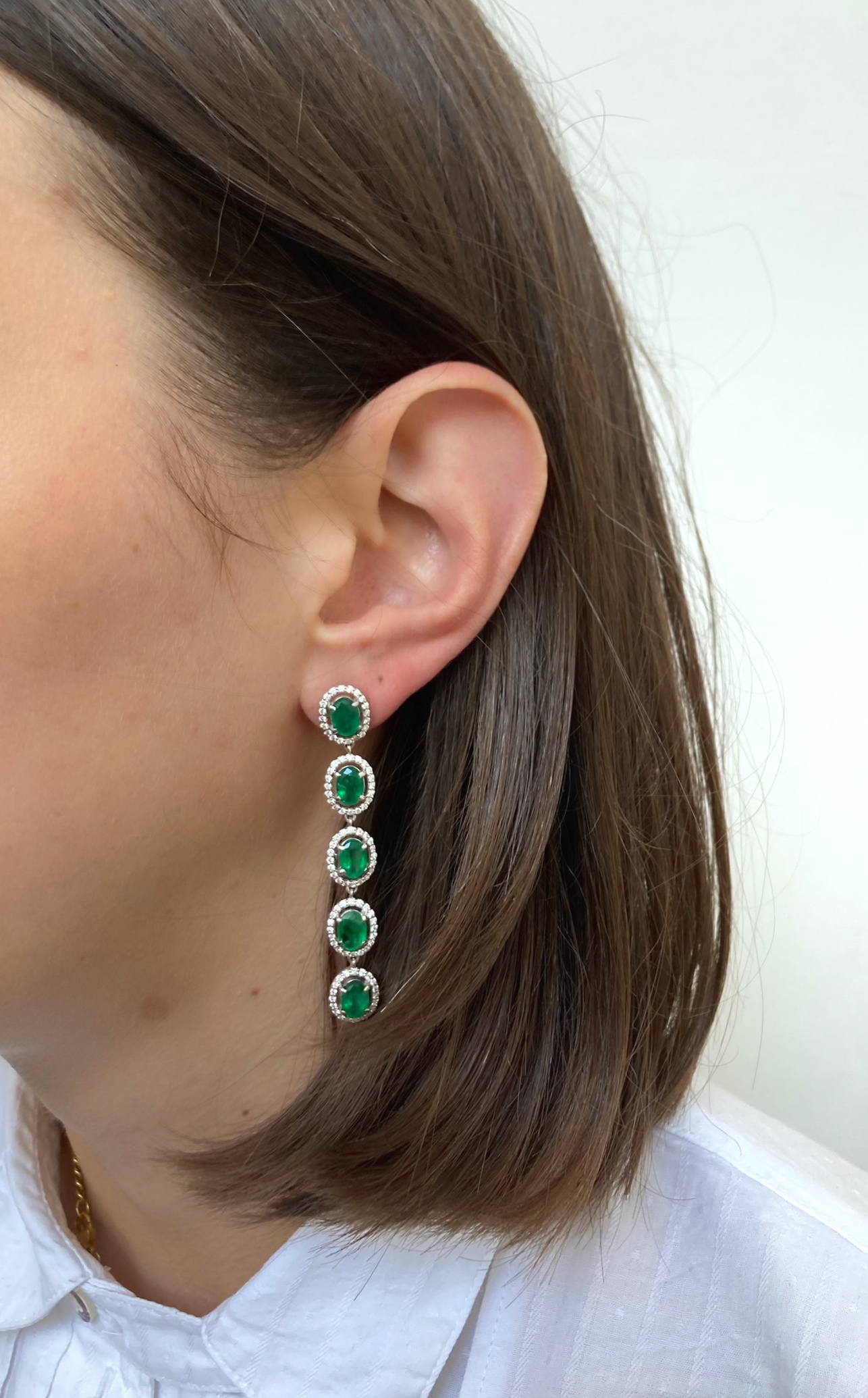 A pair of 18ct white gold emerald and diamond drop earrings, designed as a series of articulated ... - Image 2 of 2
