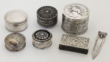 A small group of trinket boxes and oddments, comprising: an Edwardian silver box, Birmingham, 190...