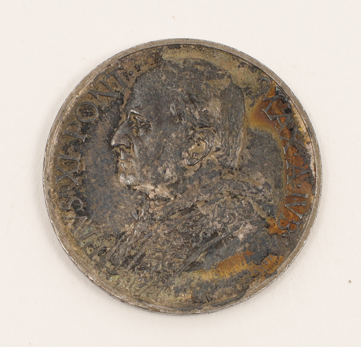 A group of collectibles and accessories, to include a selection of coins including a Sardinian 1 ... - Image 6 of 9