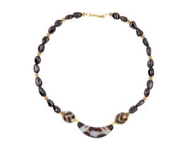 Property of a Private Collection, UK To Be Sold with No Reserve A gold, garnet and agate bead n...