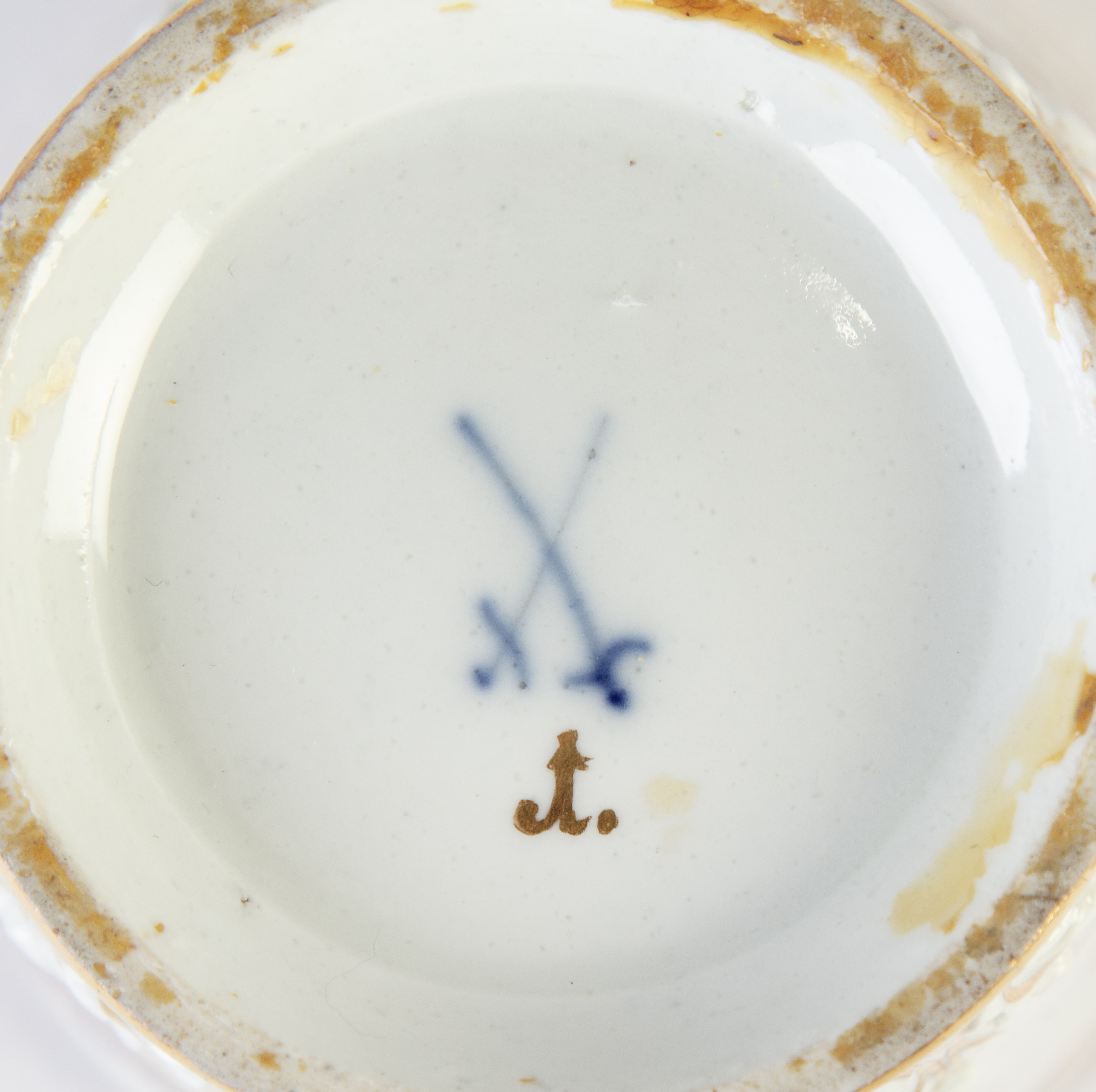 A pair of Meissen porcelain beakers and covers, 19th century, blue crossed swords marks, gilt 1. ... - Image 4 of 5