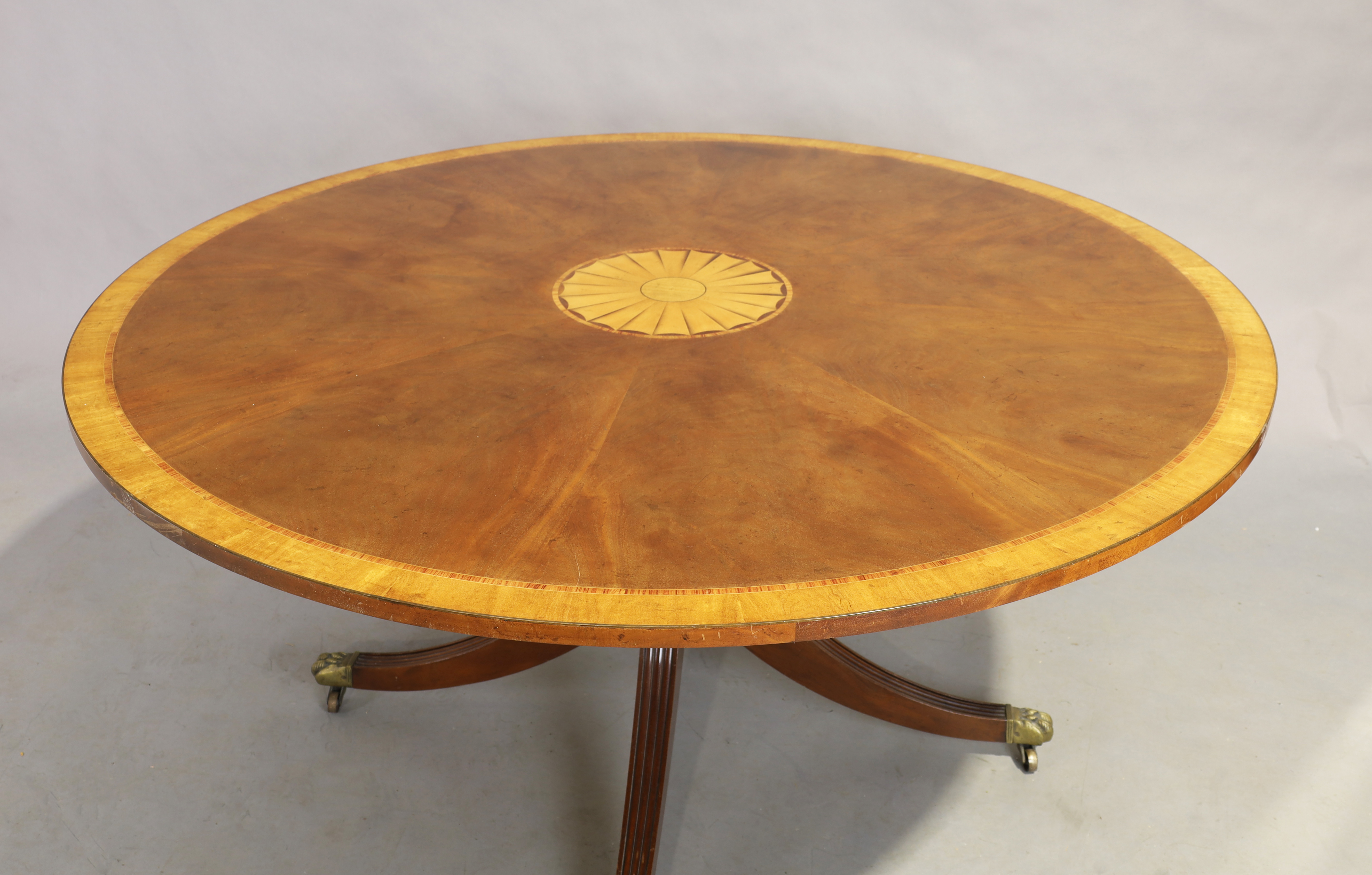 An English mahogany and satinwood crossbanded circular dining table by Restall Brown & Clennell, ... - Image 2 of 7
