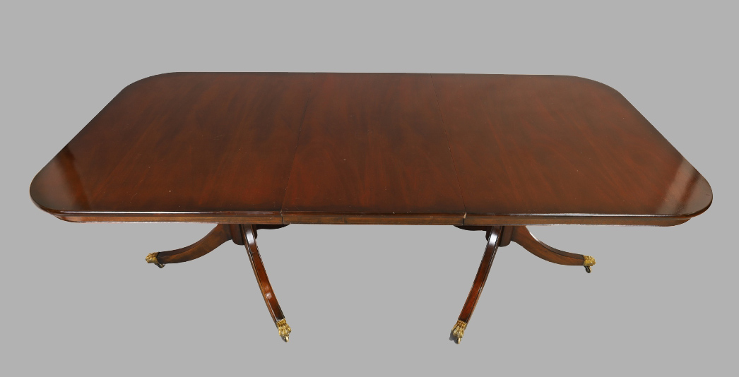 An English mahogany dining table, George III style, 20th century, with on extra leaf, stamped 381... - Image 3 of 6