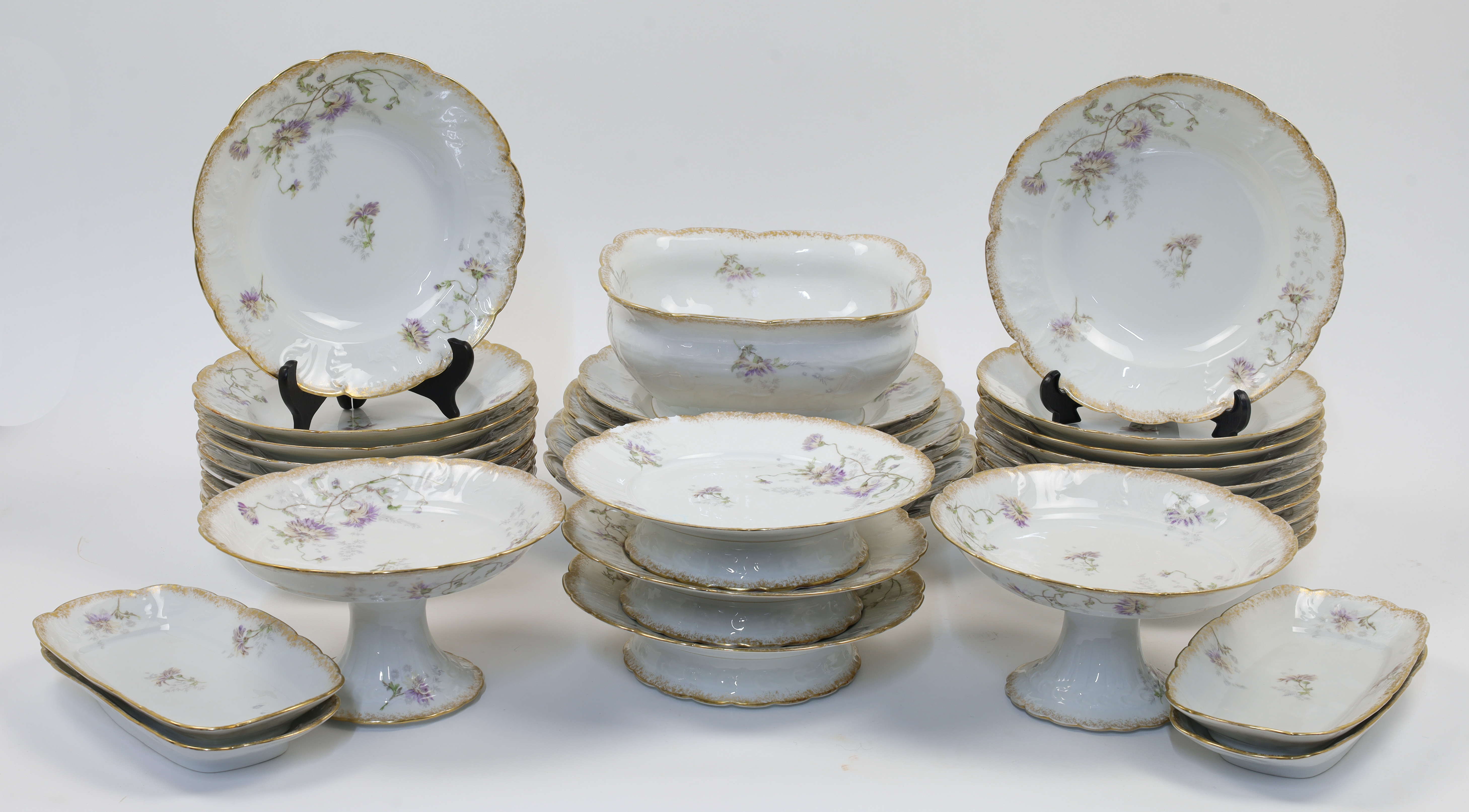 An extensive French porcelain dinner service, probably Limoges, late 19th / early 20th century, r... - Image 2 of 2