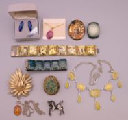 A small quantity of costume jewellery.